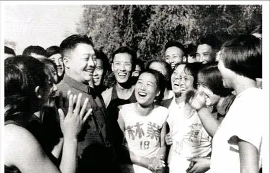 *小平邓**请贺龙担任国家体委主任，贺龙犹豫良久：毛主席的意见呢？