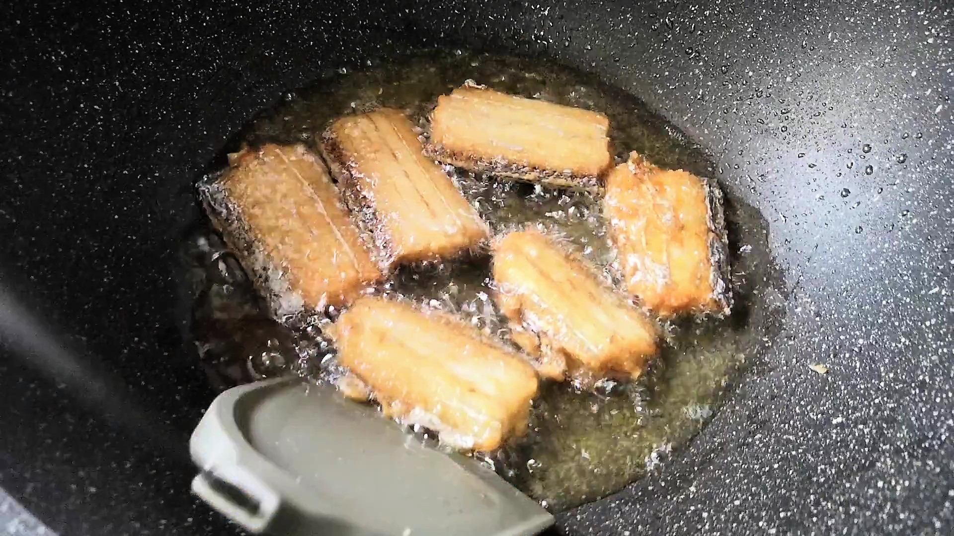 家常红烧带鱼甜口的怎么做,简单又好吃的红烧带鱼怎么烧