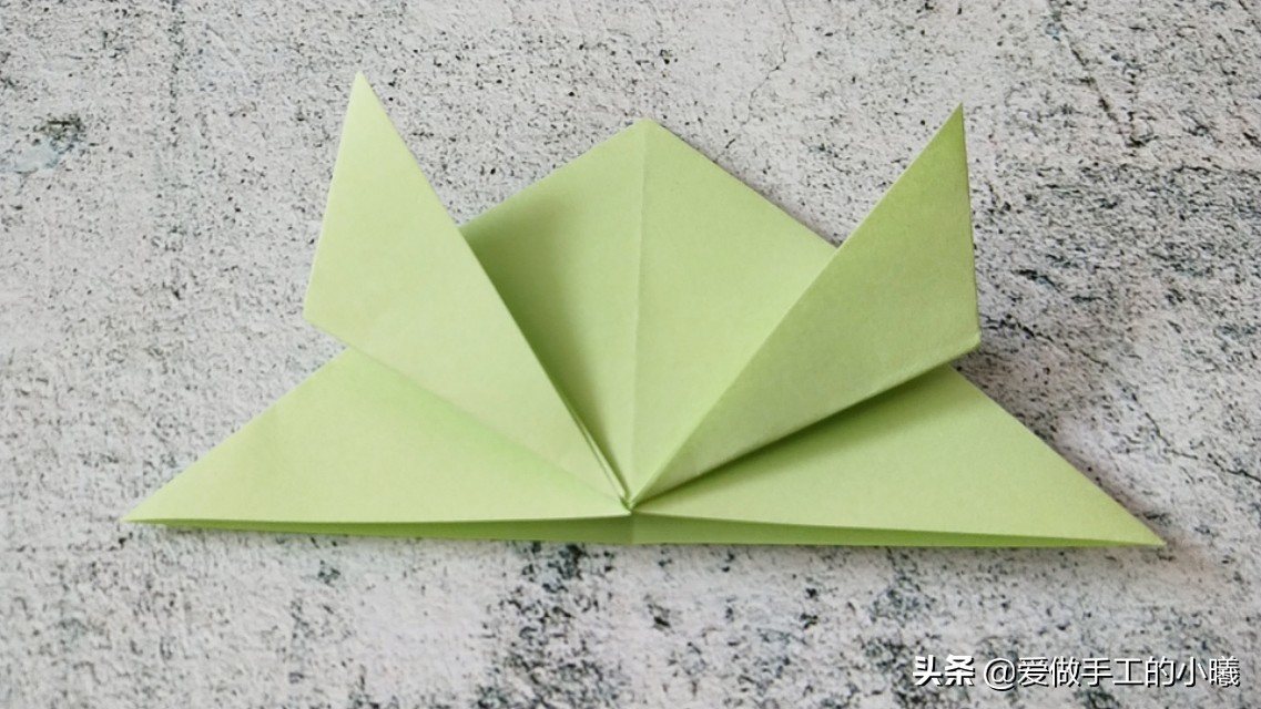 青蛙折纸能跳100米又好看又简单,会动的青蛙折纸图解