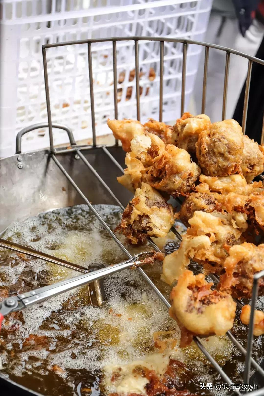 排的队比街道长!这条街什么来头?