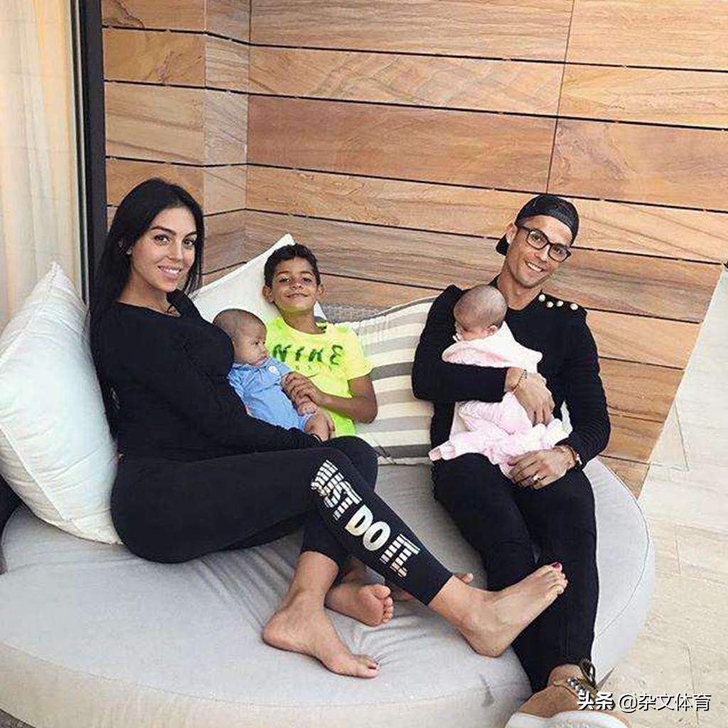 C罗与女友各司其职！乔治娜乘坐C罗的私人飞机，戴着墨镜帅气十足