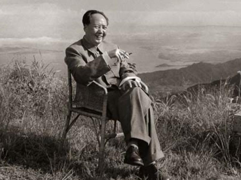 重庆谈判期间，毛主席一支烟让蒋介石后怕不已：此人不可轻视