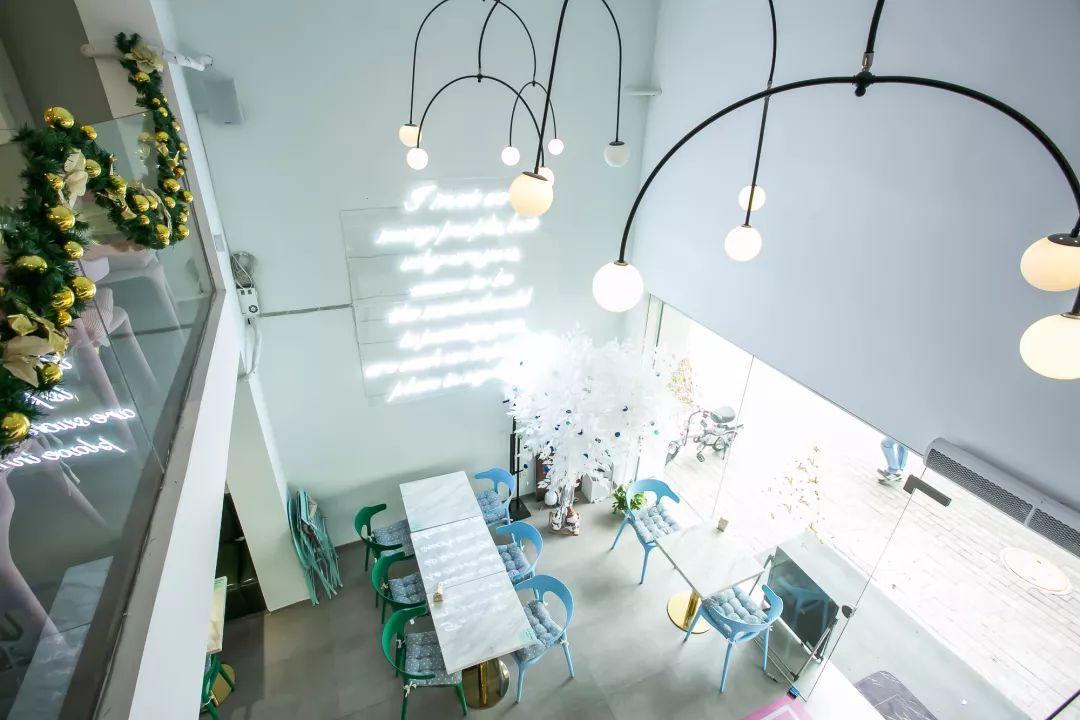 双色的双层小店，晚上有满天星星，呆足一天也不够