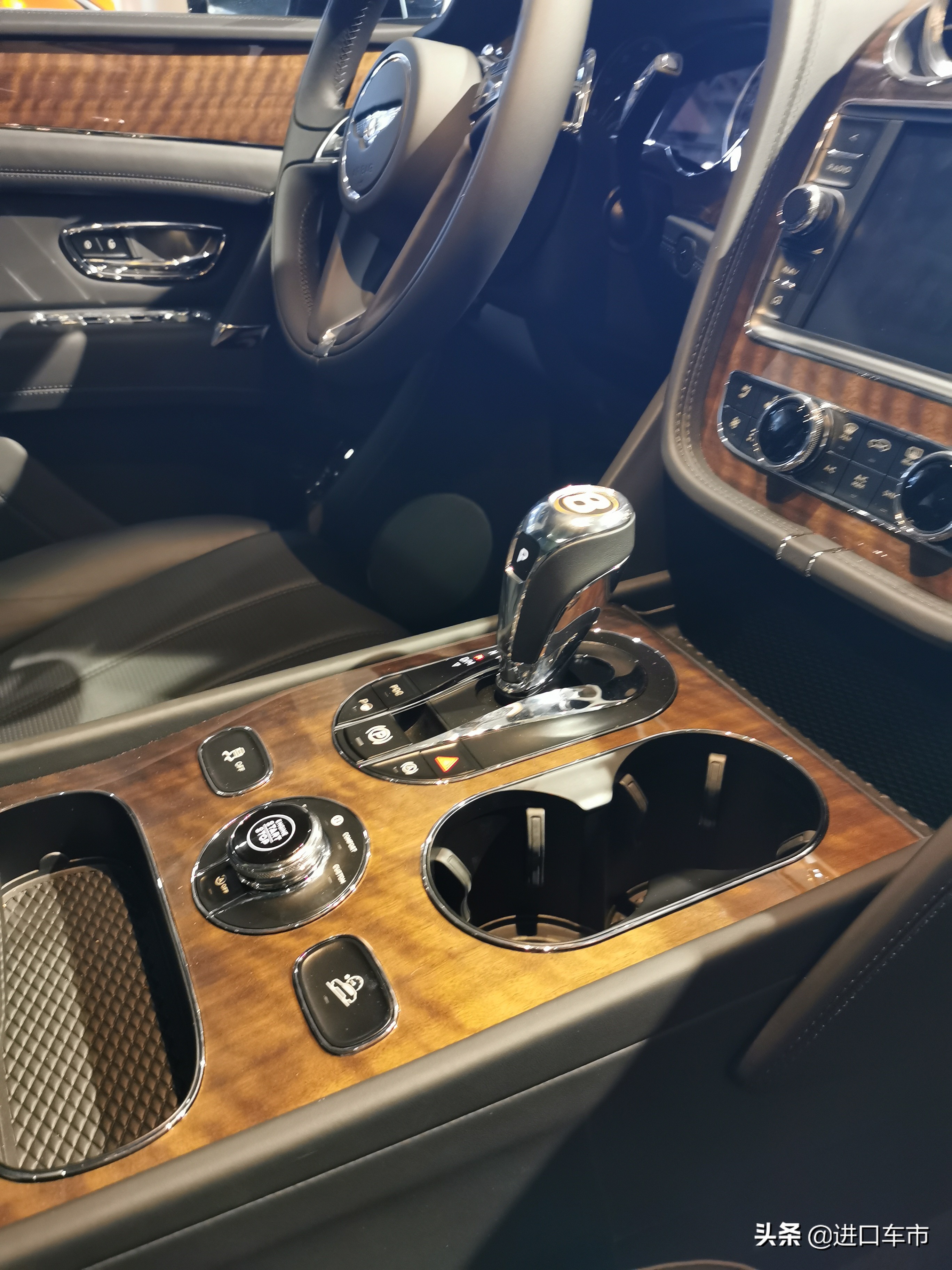 2021款宾利添越顶尖豪华suv的宝座,宾利添越suv落地价多少