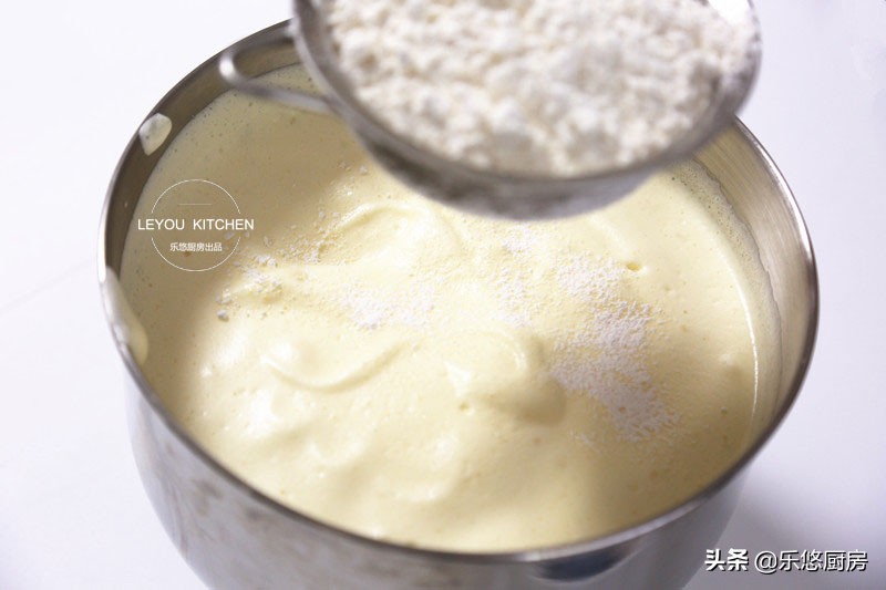 家里只有鸡蛋面粉糖怎么做蛋糕,只用鸡蛋糖油和面粉做蛋糕