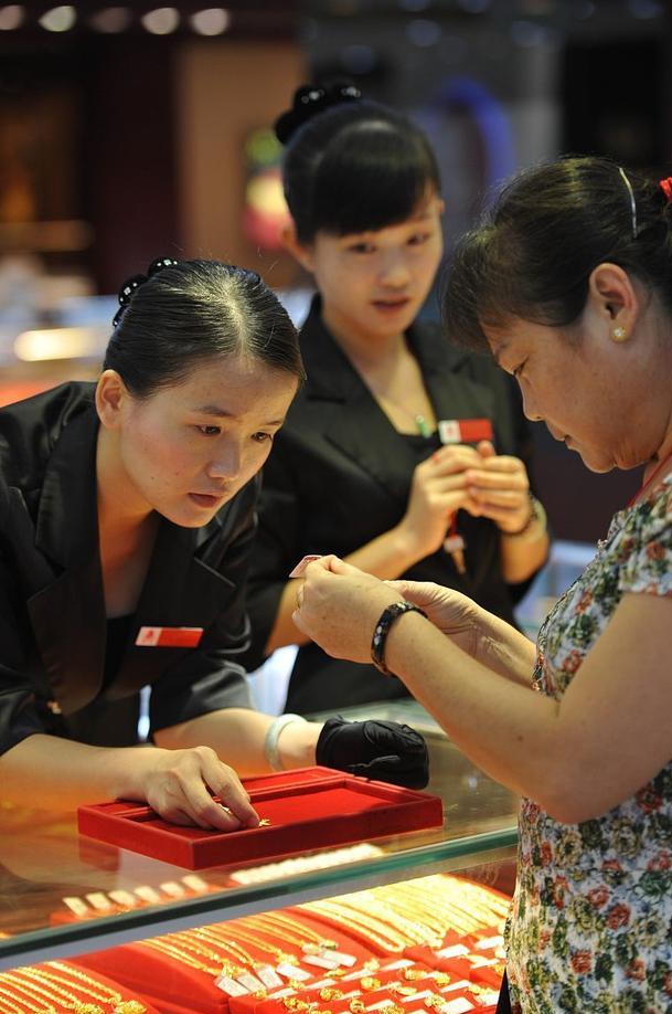 黄金戒指戴一个月就变白了，难道买了假黄金？（附8月5日金价）