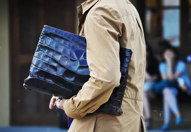 中国男人挎包,男人夹包过时了吗