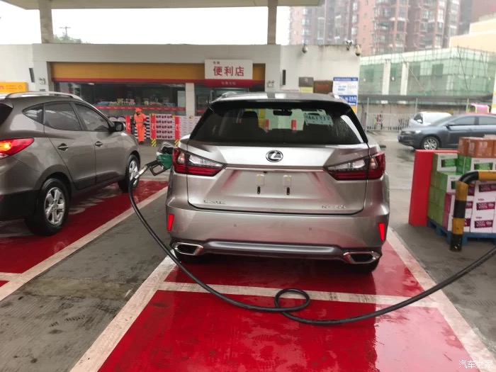 汽车加油口都在左侧吗,汽车加油口位置