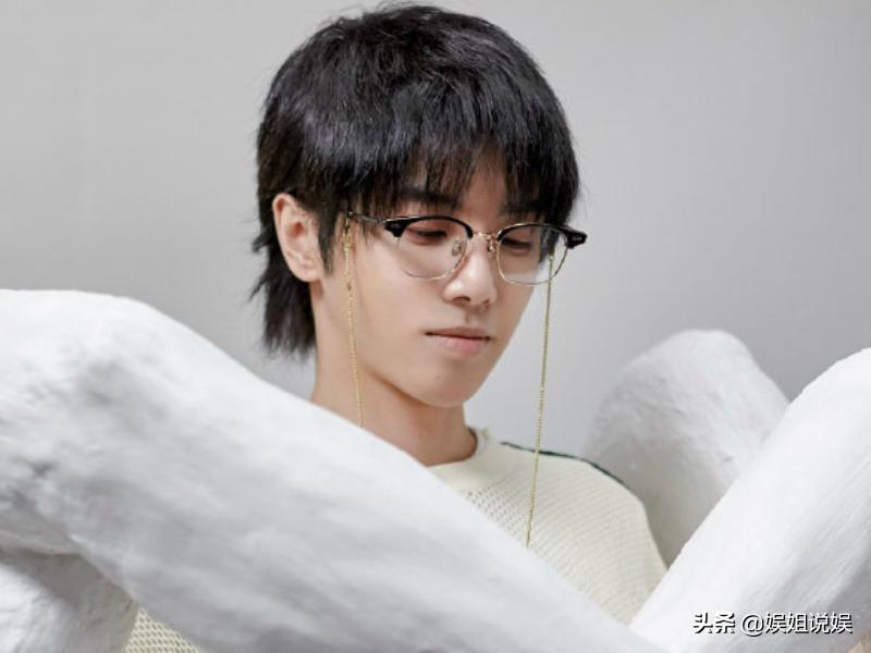 有种“整容”叫华晨宇戴眼镜，本以为变化不大，谁知帅成霸道总裁