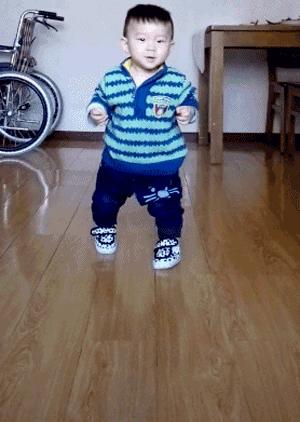 宝宝腿部弯曲不正常图片,宝宝腿畸形是因为什么