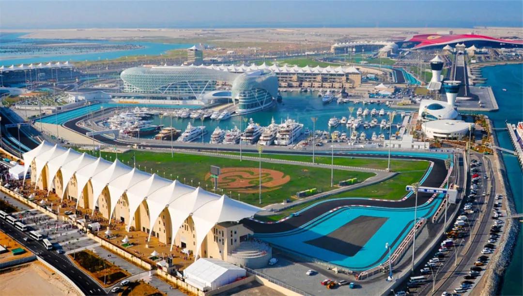 演艺圈里的职业赛车手,他是三个孩子的爸爸的英文怎么说