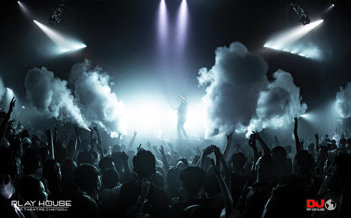 他拍下成都夜店的“纸醉金迷”，都市男女们在这里挥金如土