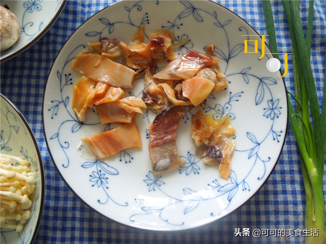 菌菇干墨鱼汤,墨鱼干杏鲍菇煲汤