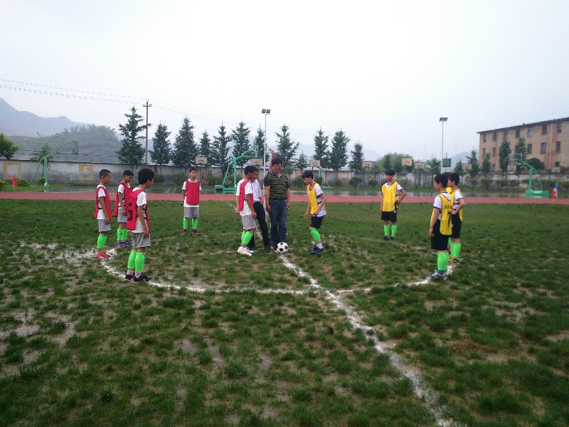 趟着泥水的足球梦,云南一俱乐部向足球少年发出梦想邀请