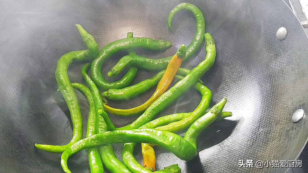 让人口水直流的擂辣椒皮蛋，香辣下饭，上桌就抢光，吃完还想吃