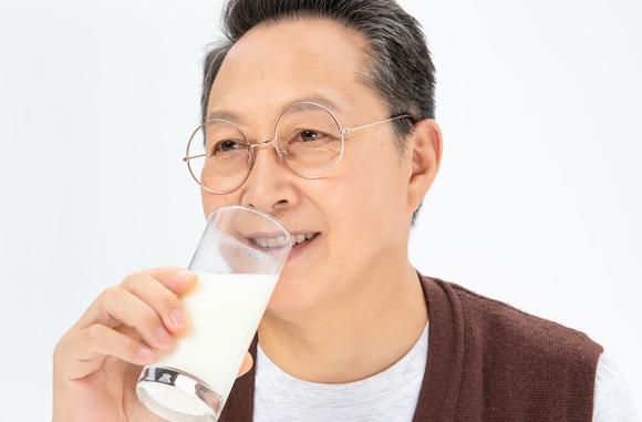 目前老年人补钙最好的方法,老年人如何补钙更有效果视频讲解