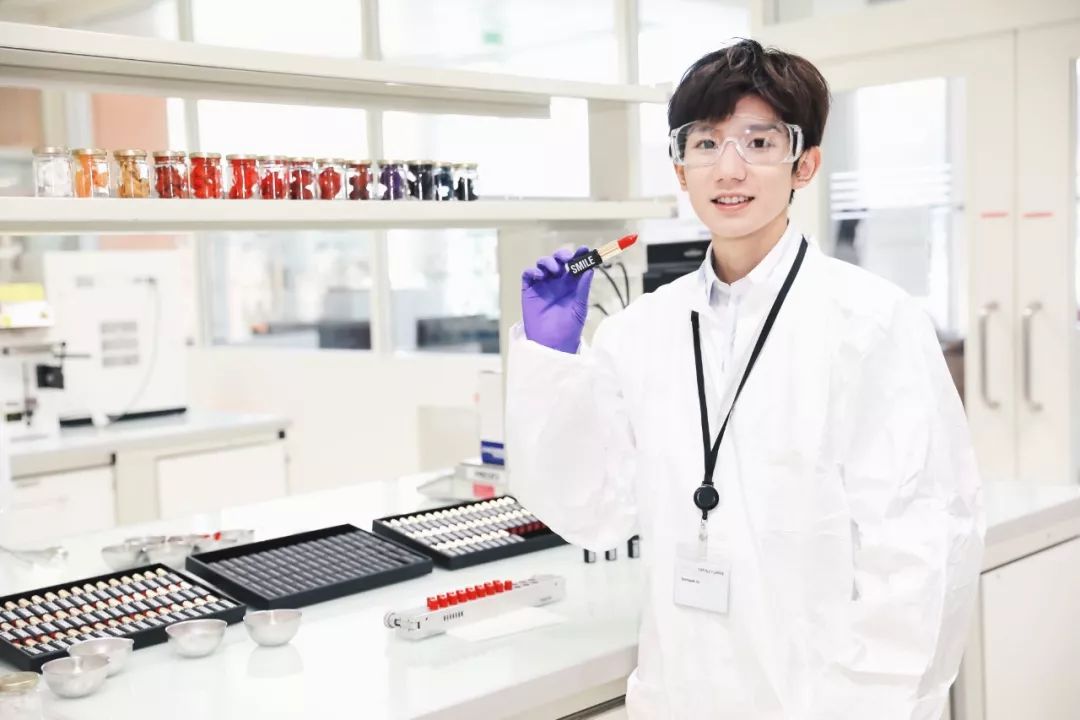 涂上像自己本身唇色的口红,涂上自己喜欢的口红