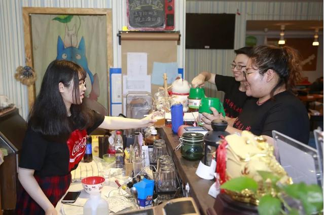 醉了！95后女大学生创业：1天卖100多桶酒，指导老师都喝胖10斤