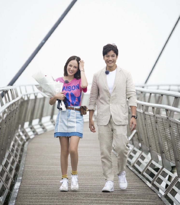 艾伦给陈乔恩飞吻,艾伦抱陈乔恩视频