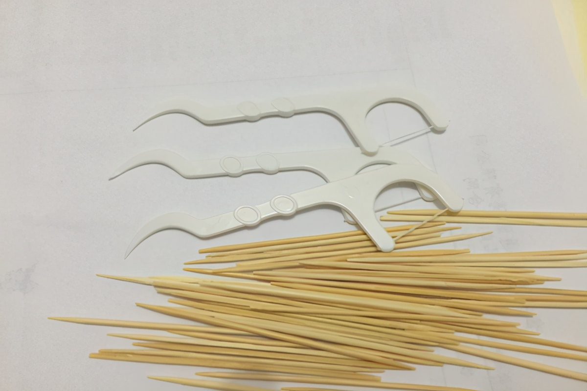 牙上黄泥很臭,牙上有黄块抠不掉怎么办