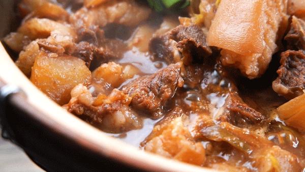 老西关炭炉羊肉煲，不给蘸酱！藏在村子里，门口停满豪车