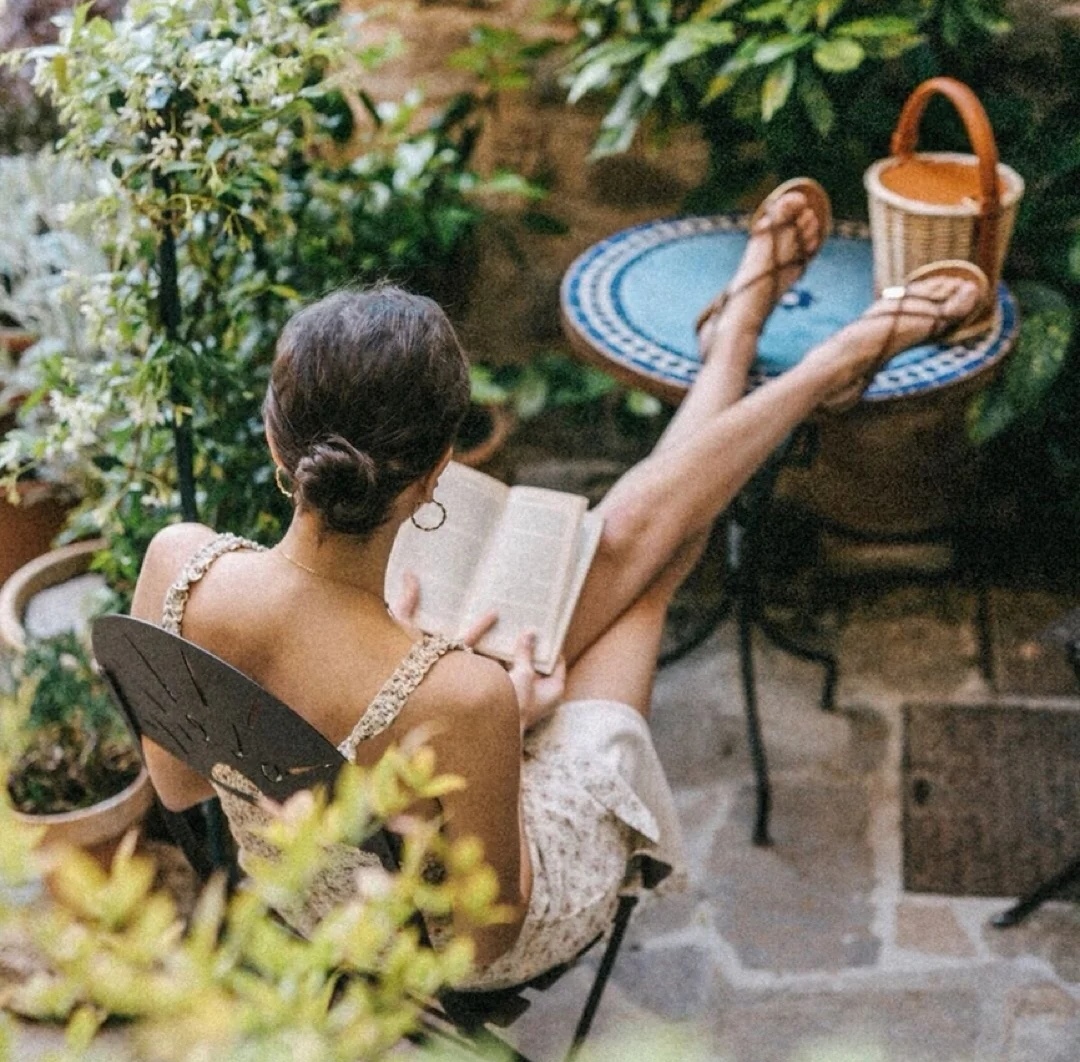 法国女性为什么那么多风情,法国女人的穿衣品味特点