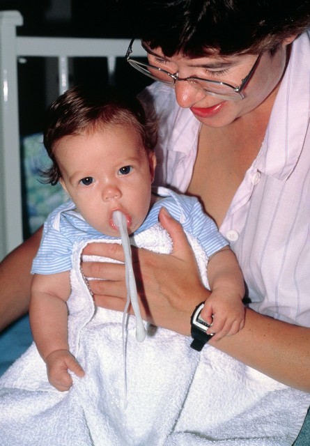 宝宝吐奶怎么办教你一招轻松搞定,宝宝吐奶先别慌妈妈教你几招搞定