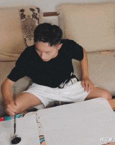 电梯里的妹子通常咋启齿搭讪比力好啊？哈哈