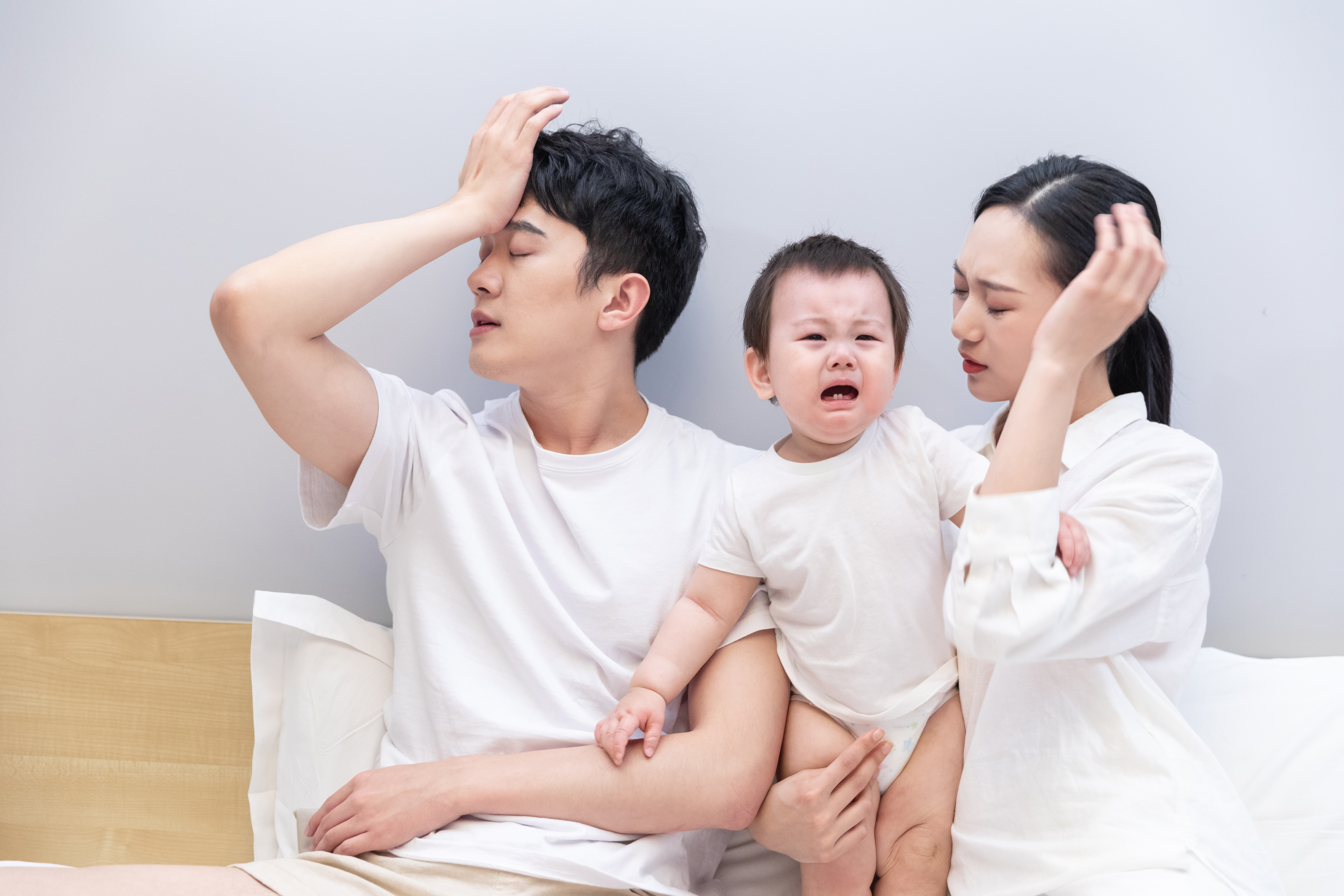 宝宝抗拒吃奶哭闹不止是怎么回事,宝宝不吃奶一吃奶就哭闹是怎么了