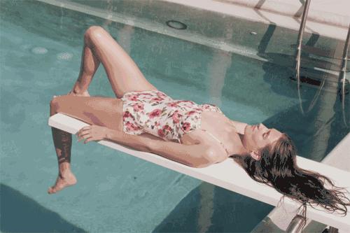 连体泳衣时尚穿搭,2019泳衣穿搭