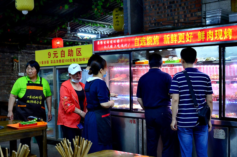 吉利网红美食打卡地军鹏烤全羊一米烤大串欢迎您