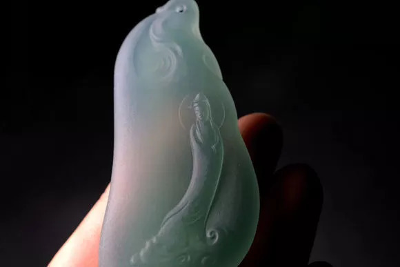 没想到居然是这样的翡翠原石,一件不起眼的翡翠原石