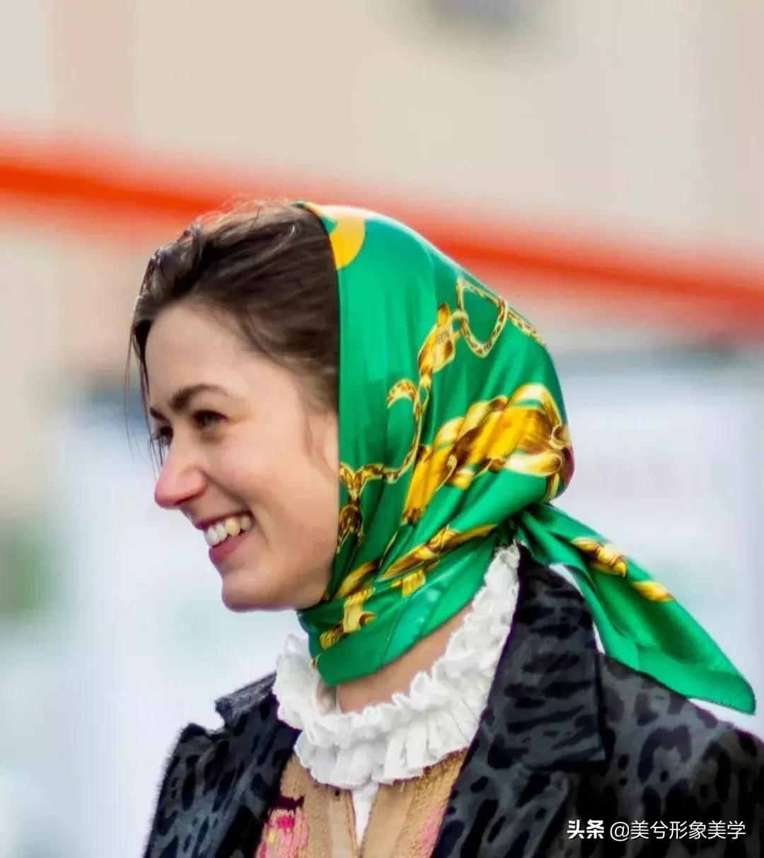 旧衣服怎么系丝巾好看,长条丝巾系法变衣服内搭