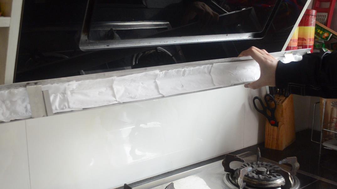 清洁油烟机油槽油渍小妙招,油烟机油盒的油怎么清理快