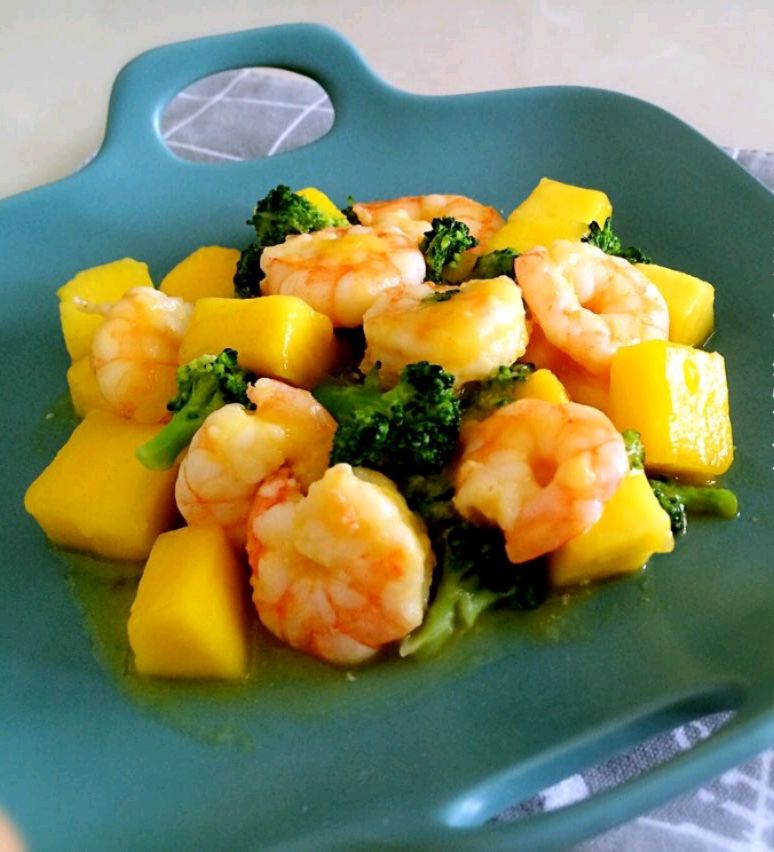 「芒果炒虾仁」的做法没见过吧？芒果和虾的结合，酸溜甜