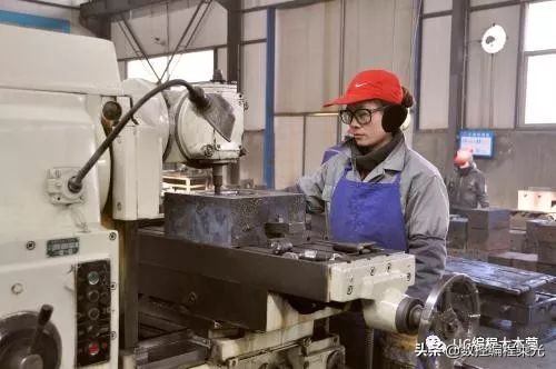 一名女孩从大学毕业后在机械行业干了十年，背后经历让人辛酸……