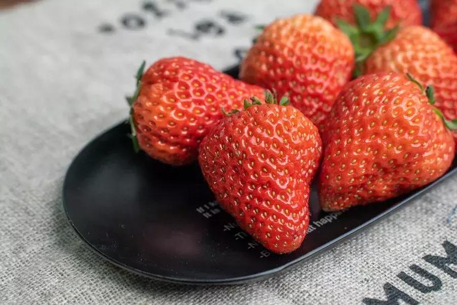 一下子吃了30颗草莓,吃了半斤草莓