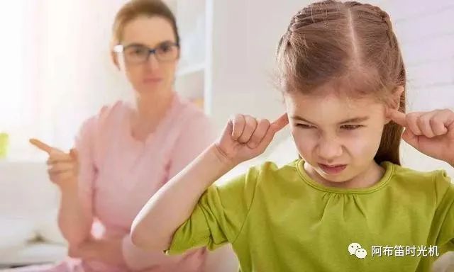 一小孩扔凳子砸老师,小孩扔凳子发脾气怎么教育