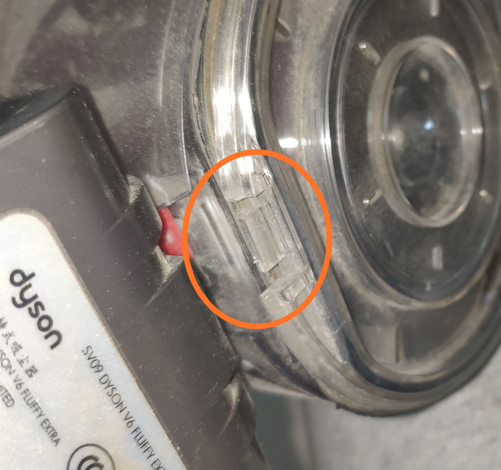 戴森吸尘器v6灰尘盒拆卸,戴森v6吸尘器除螨器拆洗