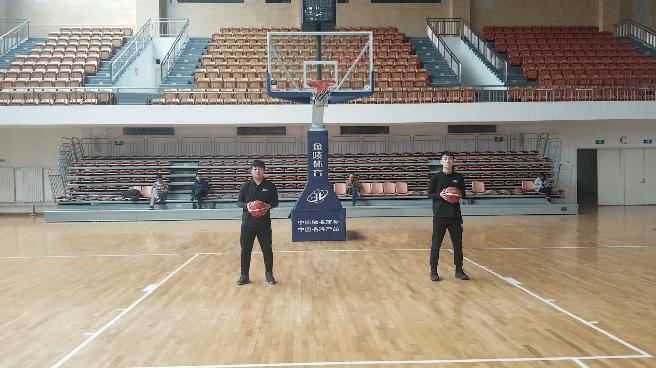 跟我学篮球技巧,三年级篮球原地运球教学视频