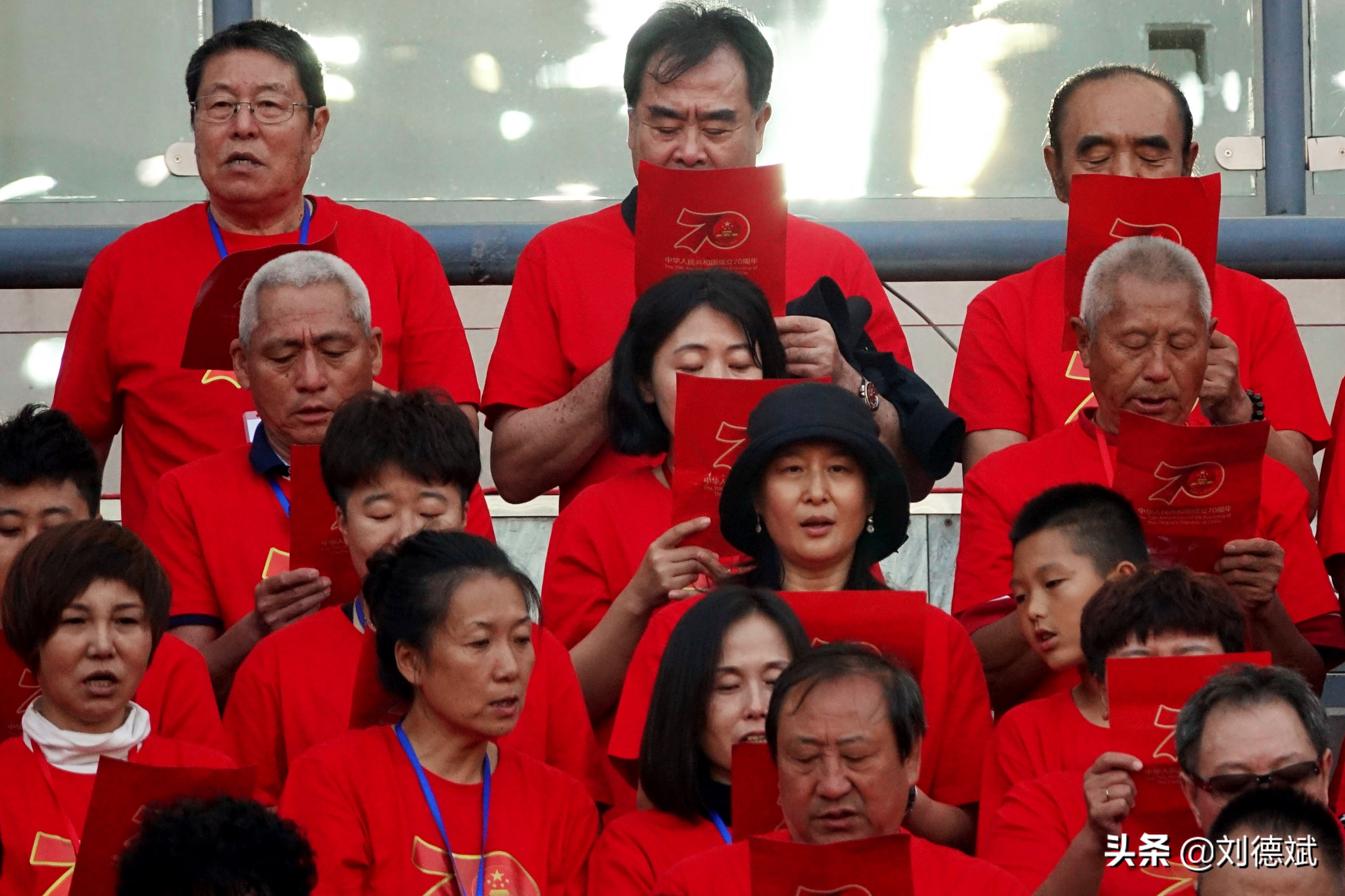 大连球迷唱国歌,大连70名国足助阵