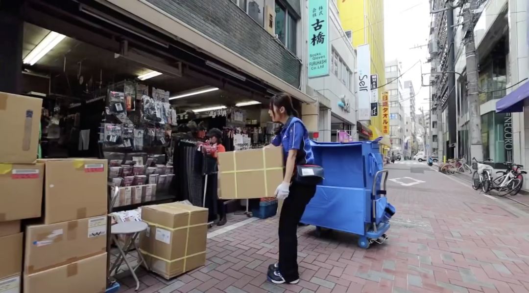 日本快递女员工,日本女快递员工作细节