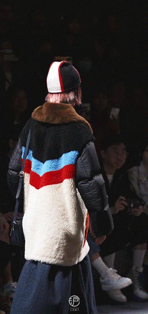 坐在车里看露天电影,坐在车里看电影也是一种享受