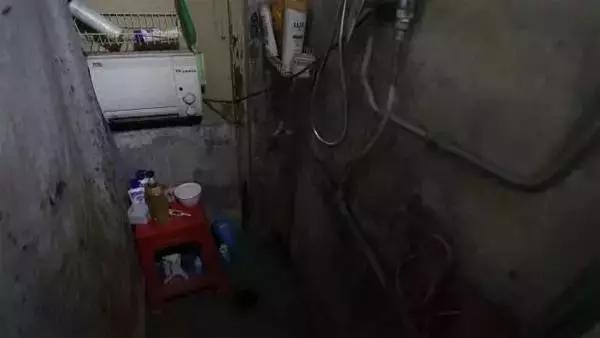 北京一家5口19平米老房子,北京人一家三口12.8平方蜗居