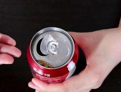 不用拉拉环也能轻松打开易拉罐，只需要一张纸，快点表演给朋友吧