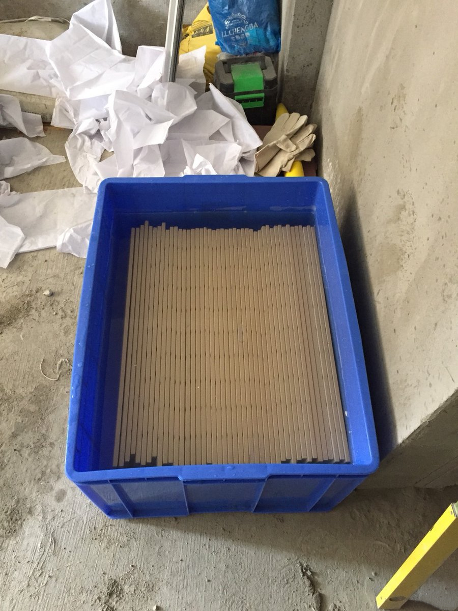 装修地砖要泡水贴吗,装修时地砖被水泡了有影响吗