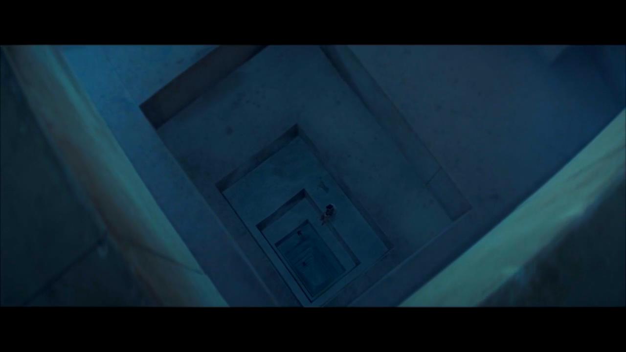 33层监狱顶层的人吃大餐,33层监狱吃饭