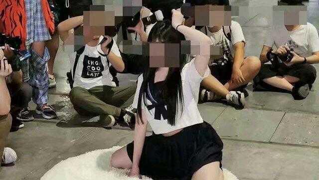 漫展再现神操作,女大学生真空上阵撩裙拍照,被抓后称不穿不犯法