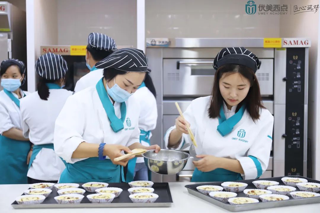 上海优美西点怎么学,上海优美西点烘焙学校学员拍摄