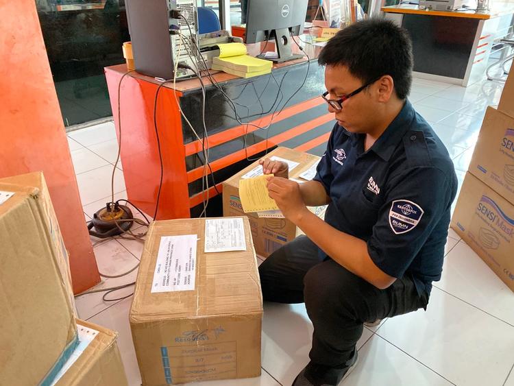 全球战疫连线英国人,全球防疫物资运送回国